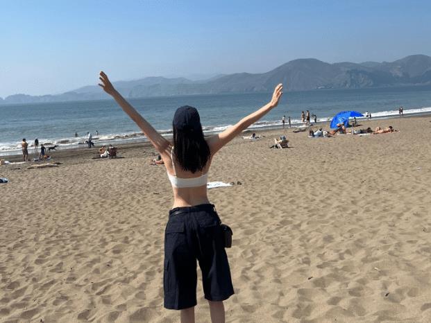 23岁的欧阳娜娜在海滩上穿着内衣露出身材的照片浮出水面。