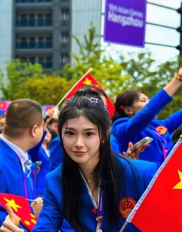 吴艳妮被偶遇，生图身材魁梧壮实，戴大颗粒钻石项链很奢华