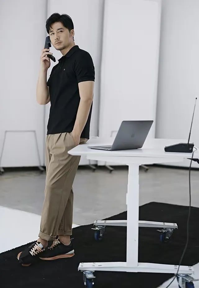 男士夏季黑色polo衫搭配什么裤子,男士夏天黑色polo衫搭配什么裤子