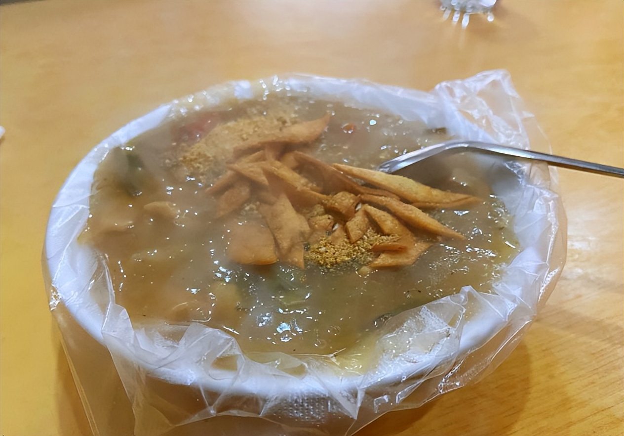 长点心！路边的小摊，都往碗里套个塑料袋，高温热汤直接倒在里面