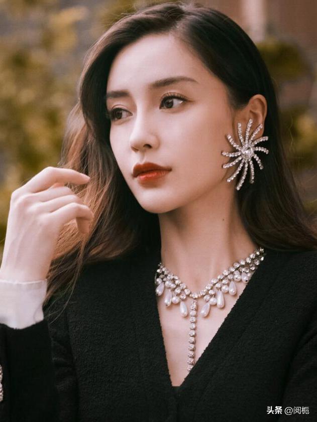 离婚不到一年，吃完黄晓明“红利”的杨颖，又回到了她的“怪圈”