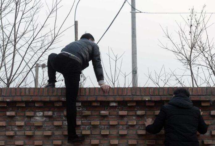 “翻墙”上网会被抓，“翻墙”属于违法行为