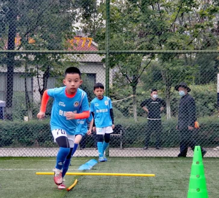 聚焦奥航少年风采：用青春的激情点燃对足球的热爱