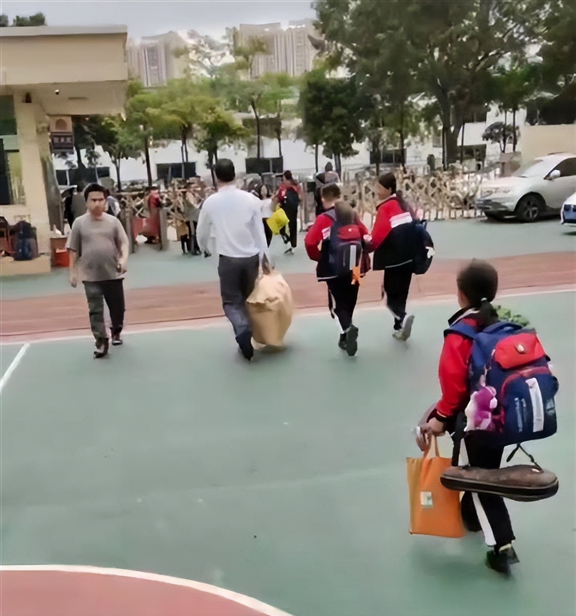 广东一小学突然停止办学,公办学校倒闭学校老师怎么办