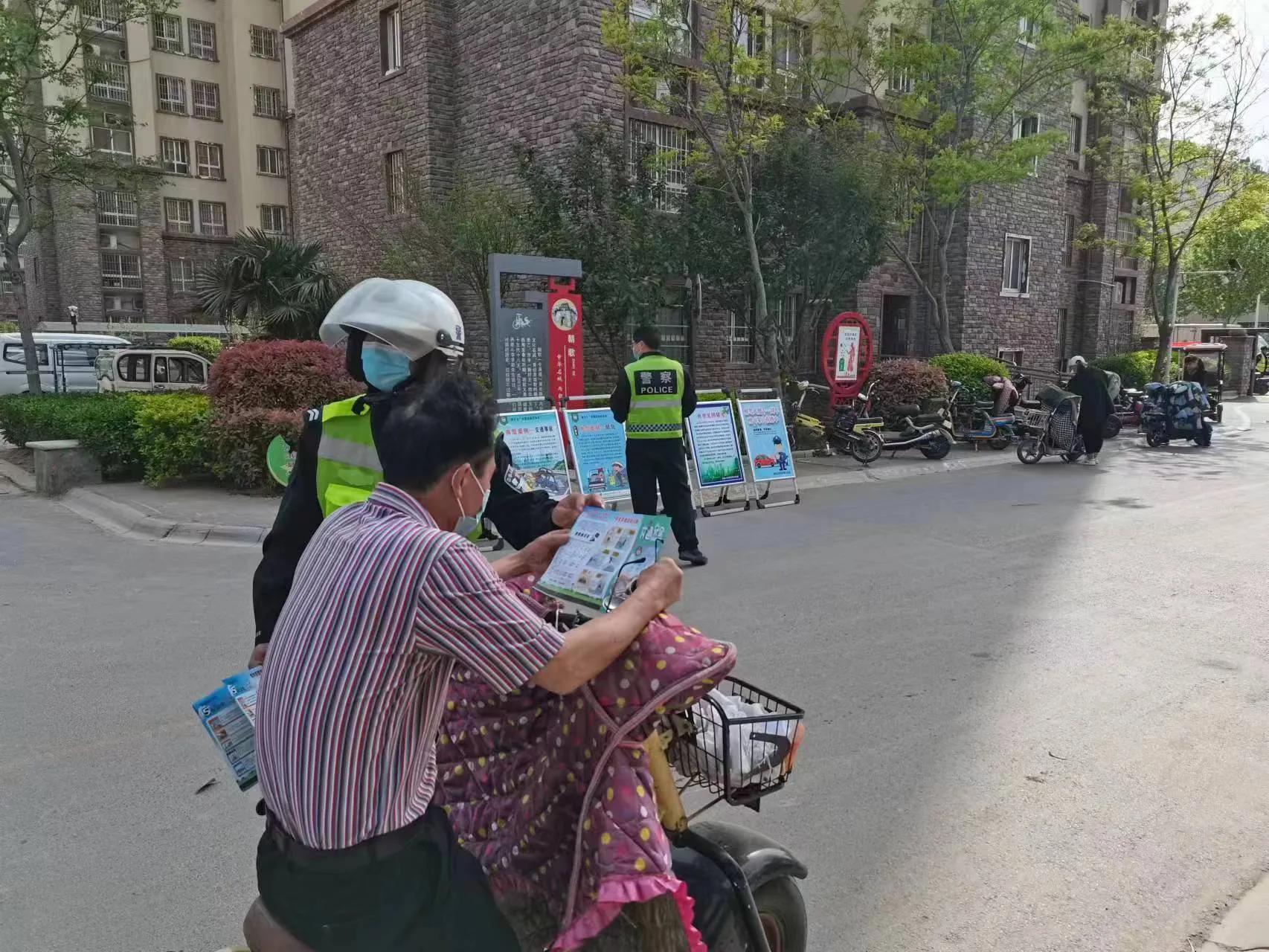 交警开展酒驾入刑十周年宣传活动,严厉打击醉驾违法