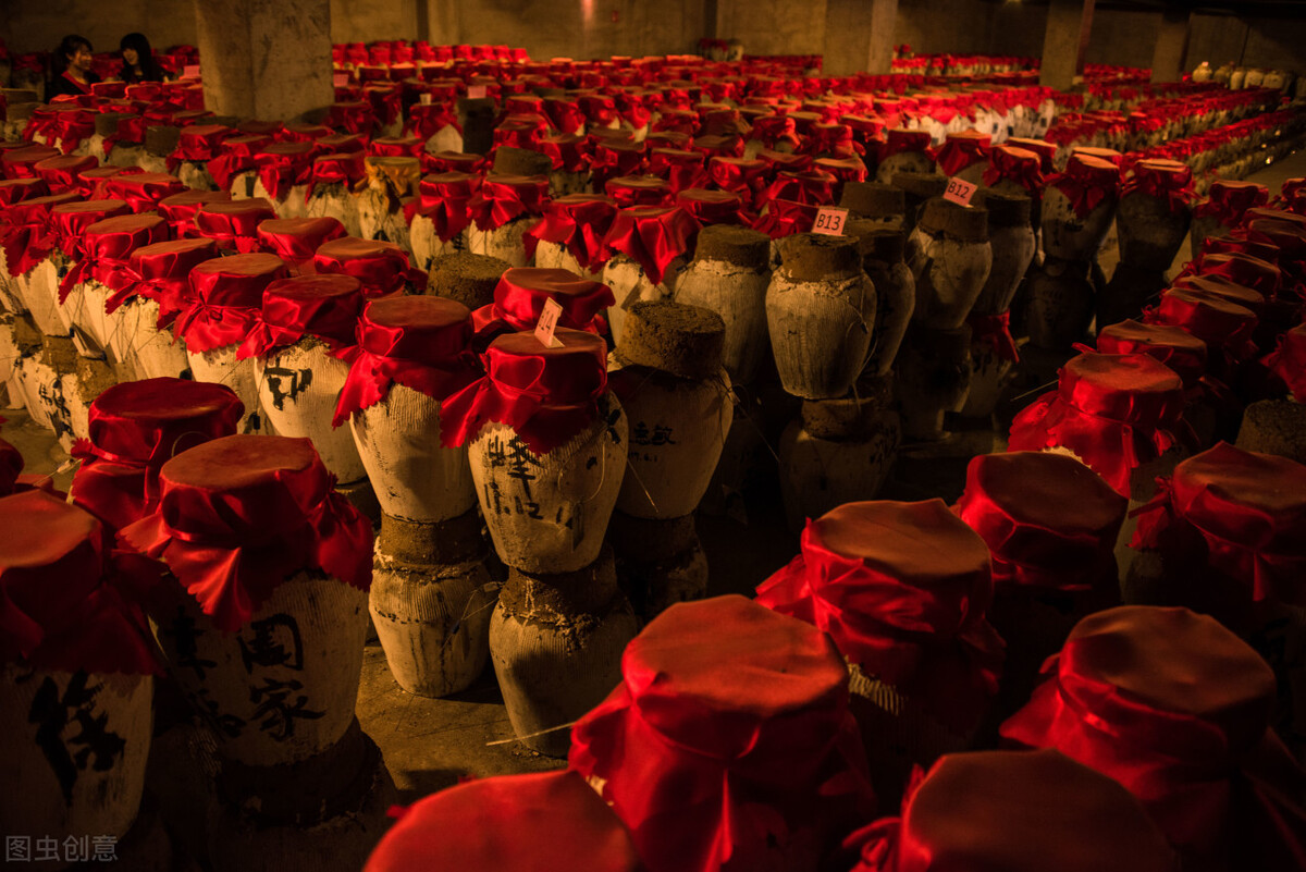 为什么网上卖的酒比较便宜,在网上买酒好还是实体店买比较好