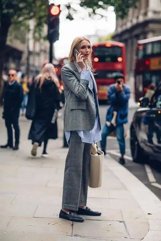 灰色和深灰哪个更适合年轻人穿,暖灰色系搭配灰白满满的高级感