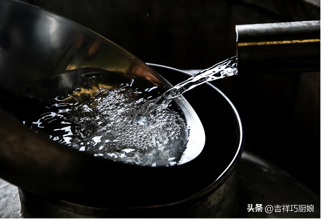 男子鉴定几十瓶假酒全集,小伙拿茅台酒去鉴定反被说是假的