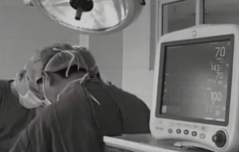 故事:江苏70岁老人头疼欲裂,检查时发现颅内有*弹子**,吓坏在场医生