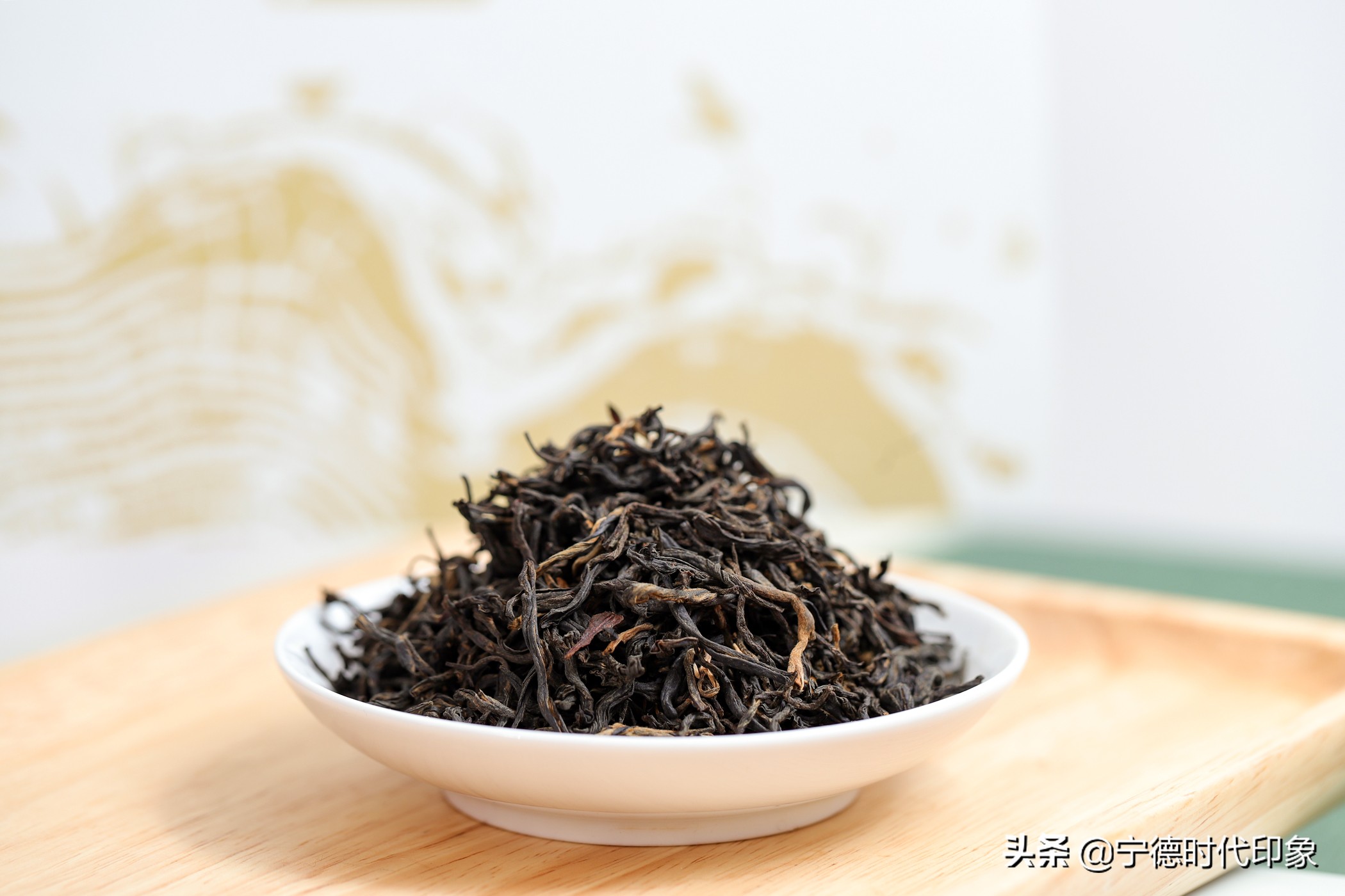 红茶和绿茶的区别饮用方法功效,红茶跟绿茶哪种茶喝了好