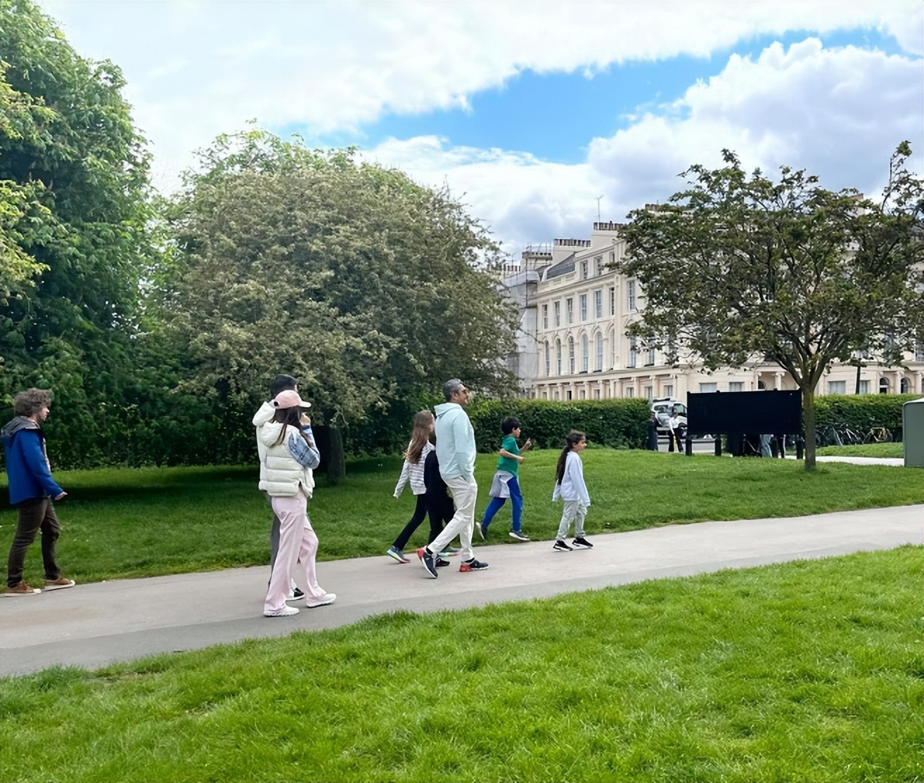 章泽天与刘强东在美国秀恩爱照,章泽天刘强东英国