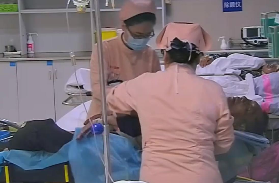 53岁父亲遭受车祸九死一生,父亲被卡车拦腰碾压救活了吗