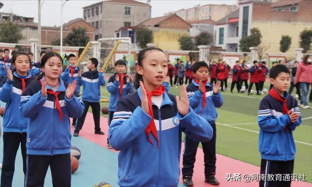 不畏冬日寒最美大课间！渑池县尚德小学举行“庆元旦”阳光大课间比赛