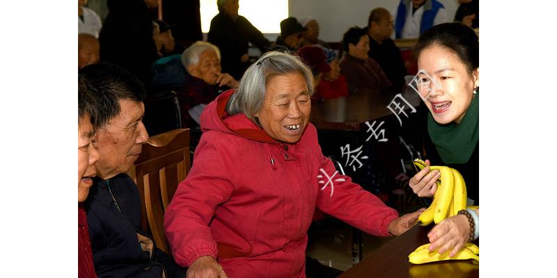 小伙被父亲联合后妈赶出家门，5年后霸气归来，看见后妈愣住了