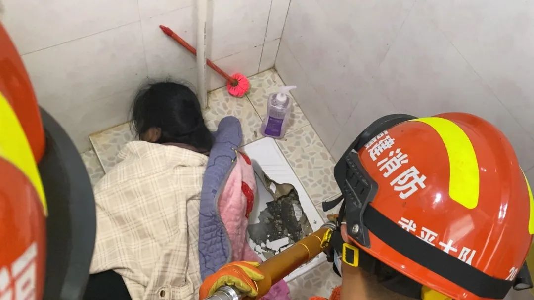 厕所里虫子咬到很痒,野外上厕所被咬