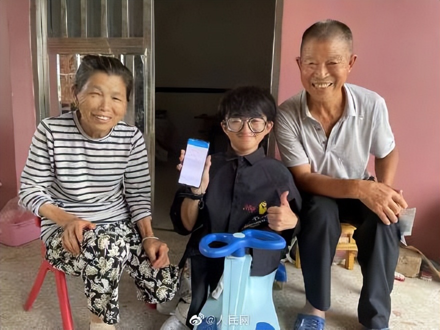 12岁男孩残疾骑扭扭车上学,被担架抬进考场小伙超一本线52分