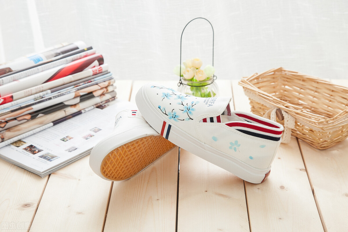 小白鞋怎么保养又好看,小白鞋怎样穿能变干净