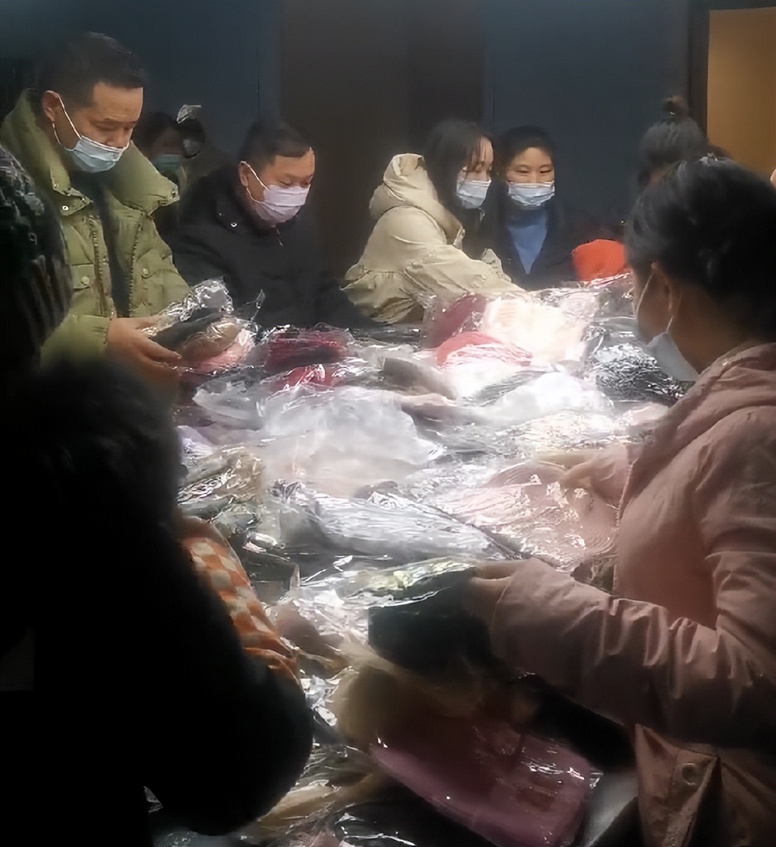 送礼送帽子，今年探亲拜访新潮流