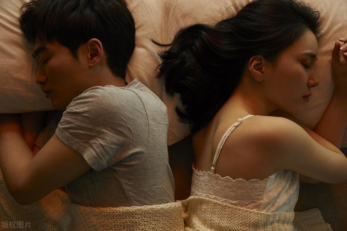 眼睛突然红了一块是艾滋吗,眼睛又红又痒是艾滋病的症状吗