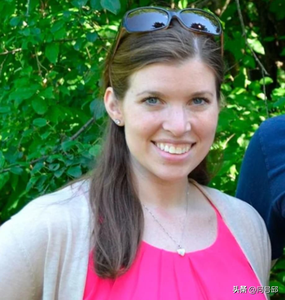 美国14岁少年在校女厕奸杀24岁女老师，凶手将尸体装进垃圾桶抛尸