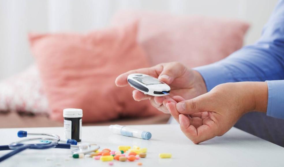 尿酸偏高在睡觉时会发生什么,尿酸高晚上睡觉有四种表现