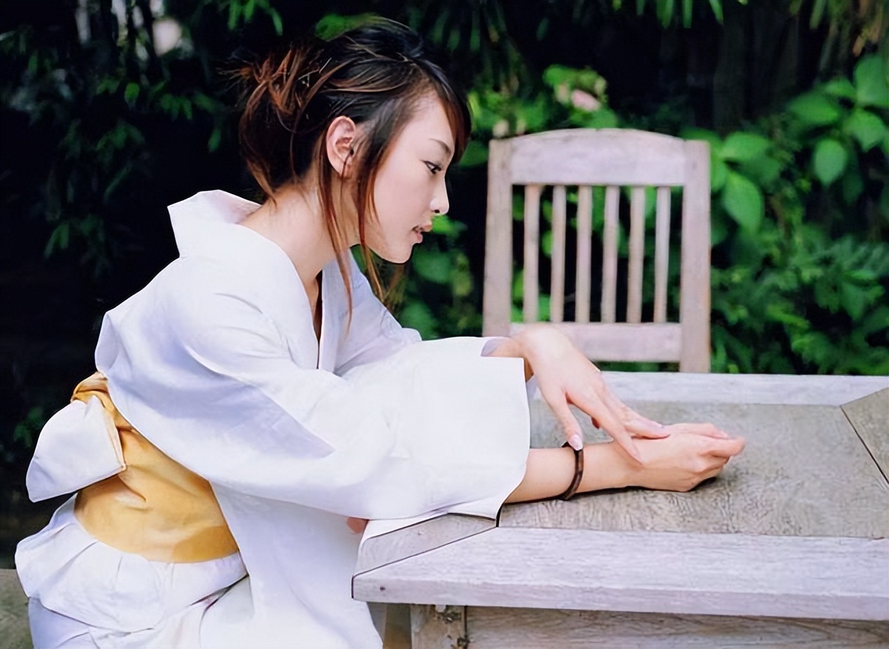 “逼良为娼”还是“自愿下海”？AV行业是如何压迫日本女性的？