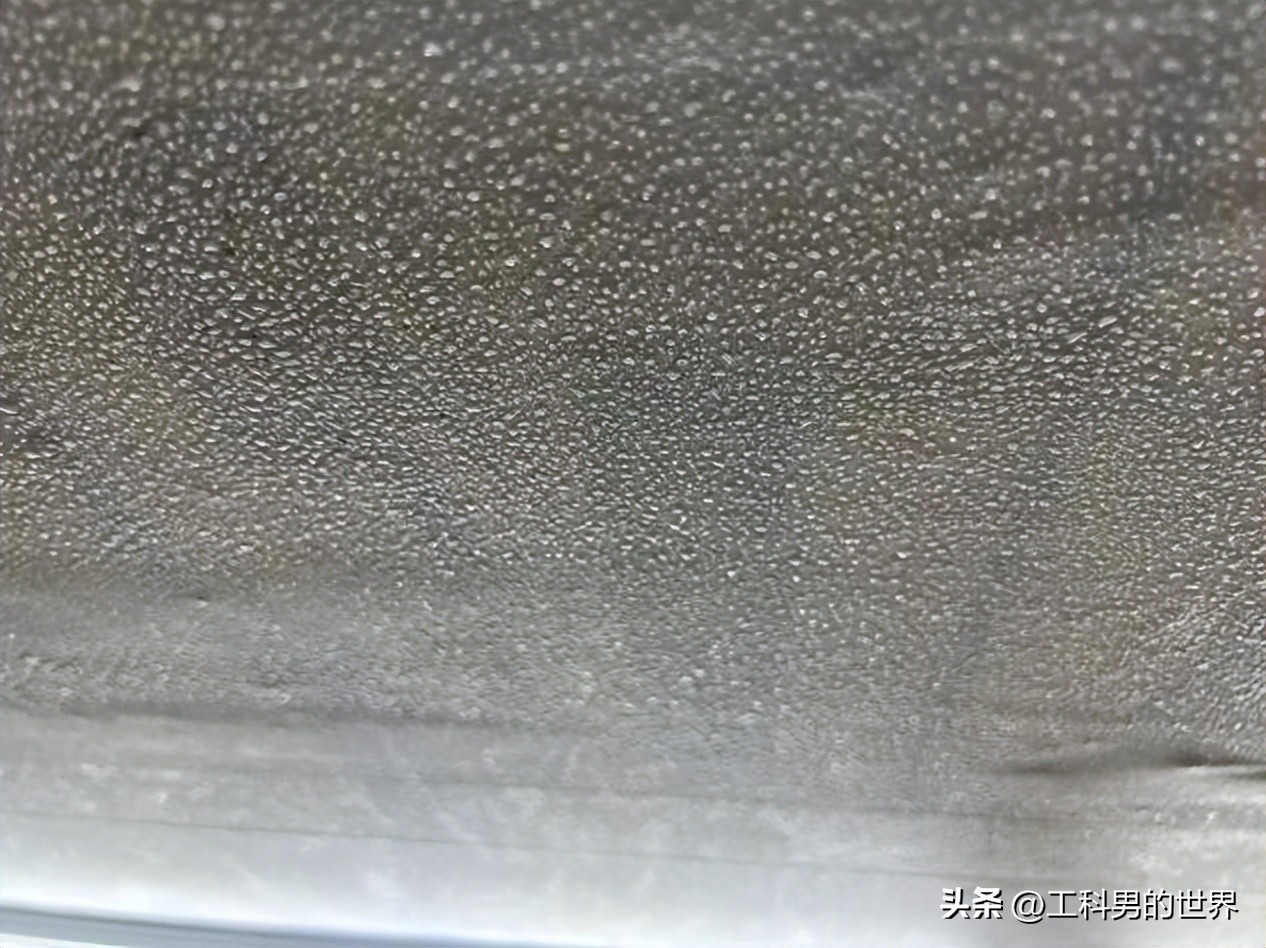 屋里地板冒水珠是怎么回事,大热天地板冒水珠是什么原因