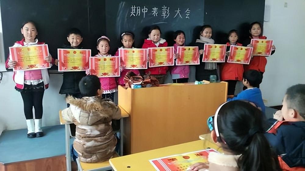 脱衣服只是基本流程，女大学生选择躺着赚钱，是时代悲哀的开始