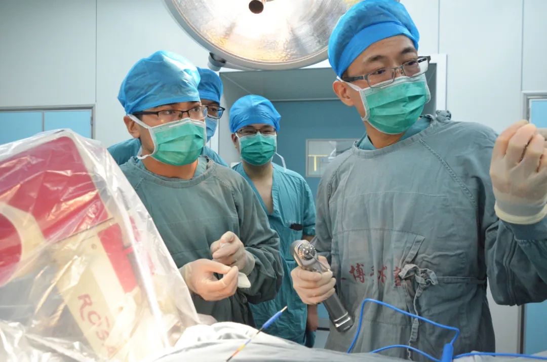 红河一女子癫痫频发多年，接受手术控癲得以康复，送锦旗表感谢