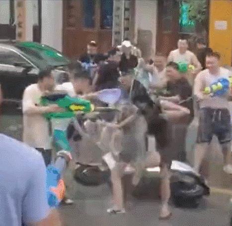 云南泼水节女人被围攻,泼水节判定性骚扰