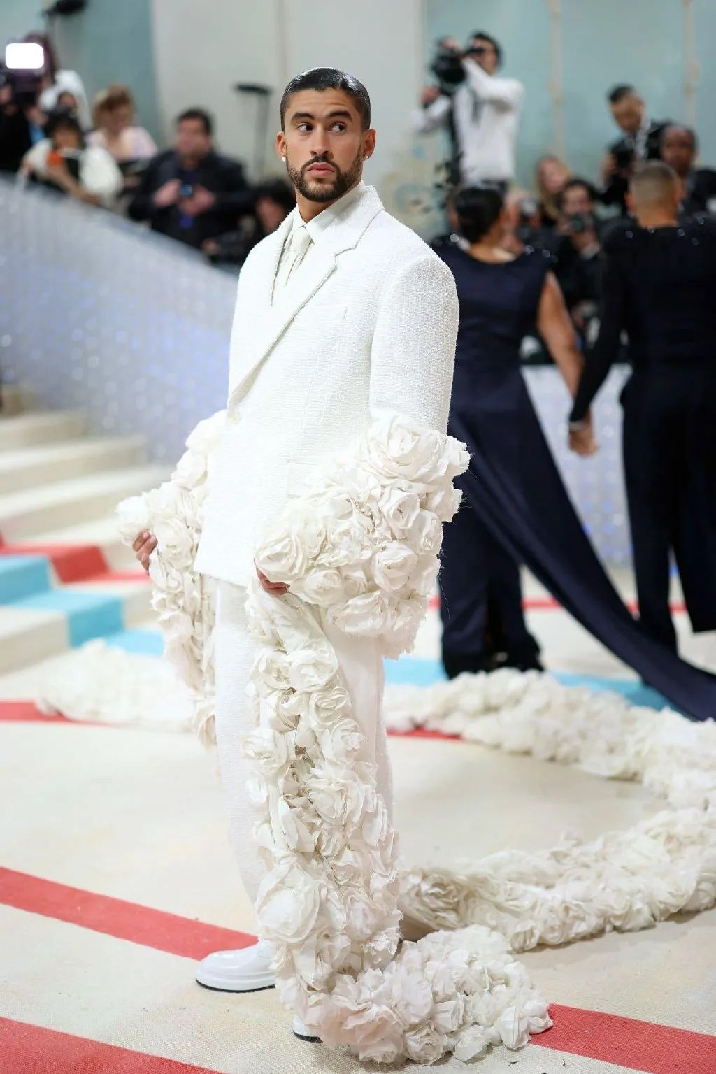 拖把头、海底生化人穿搭，美国这最受瞩目的一夜，如“群魔乱舞”