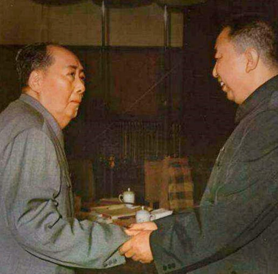 2008年*国锋华**去世，葬礼上一男子高举横幅，用16字诠释了他的一生