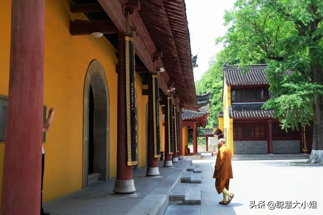 江苏镇江，比扬州安逸。这座有钱低调的小城，倦了就去小住几日