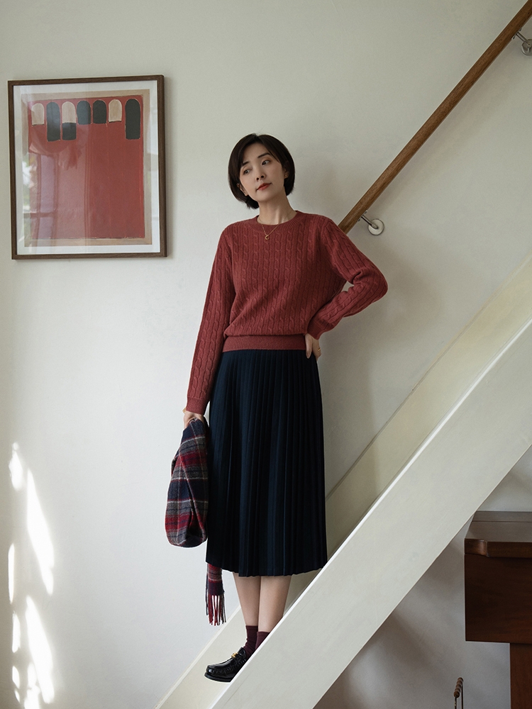 针织衫显瘦配半身裙气质优雅,职场女士针织衫搭配高腰半身裙