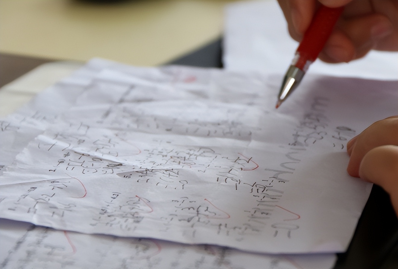 为什么老师改试卷后总画两条横线,老师批卷子为什么要画横线