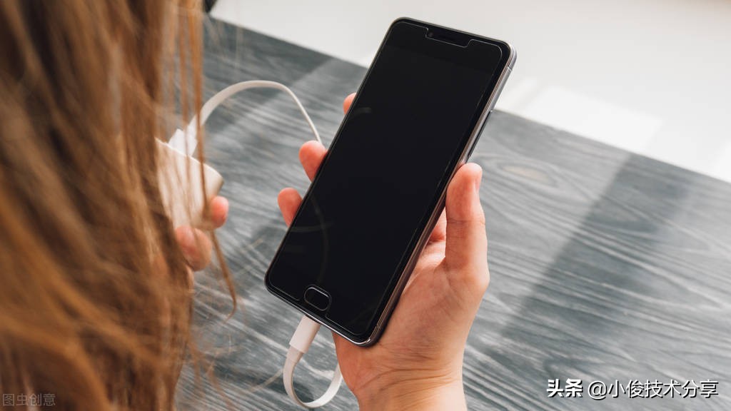 一边充电一边玩手机电池会不会坏,边玩手机边充电对手机有没有坏处