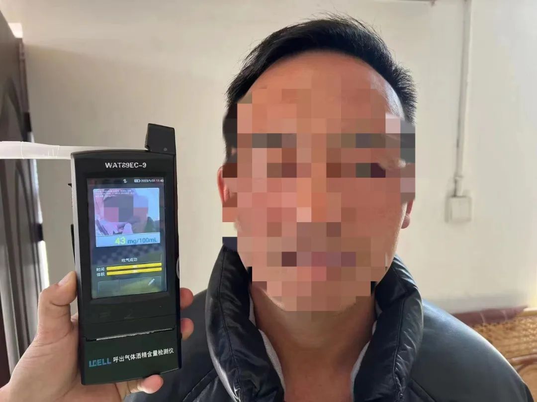 “我腰疼，就喝了几口药酒······”交警：“药酒也是酒！”