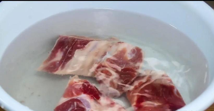 烧骨头汤放什么调料去肉味,骨头汤避油妙招