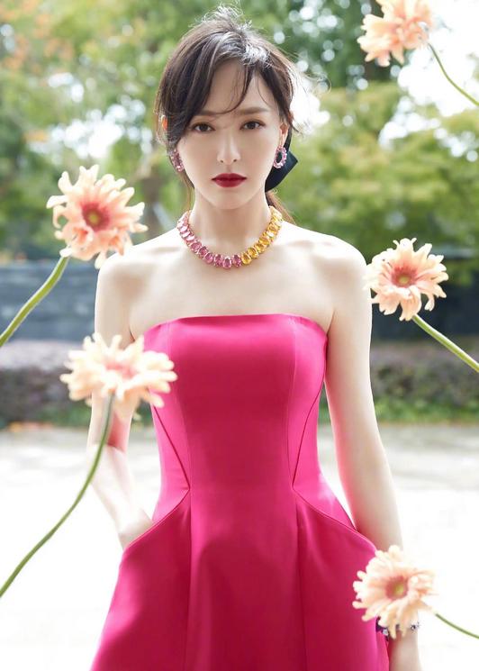 资本弃子唐嫣：获罗晋宠爱用四万手机壳，穿假货得罪苏芒遭封杀