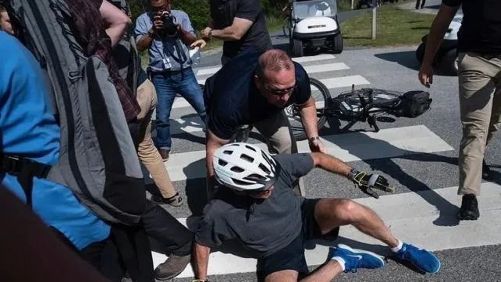 拜登骑自行车时摔倒了,拜登骑自行车时摔倒侧踏