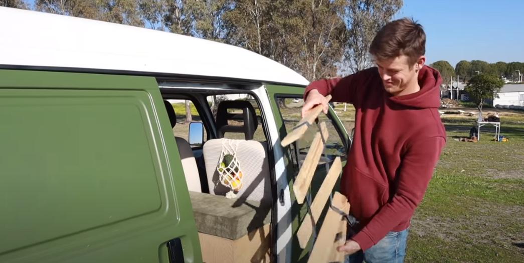 房车里的蜗居生活,国外夫妻房车生活