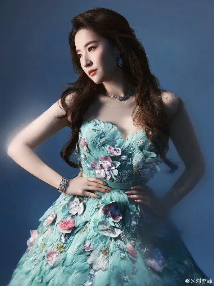 穿白t配什么发型好看,选对发型怎么穿都美炸天