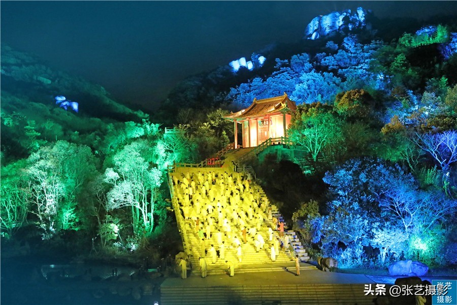 悬挂五星红旗豪华邮轮招商伊敦号，穿过百年历史尘烟再次启航