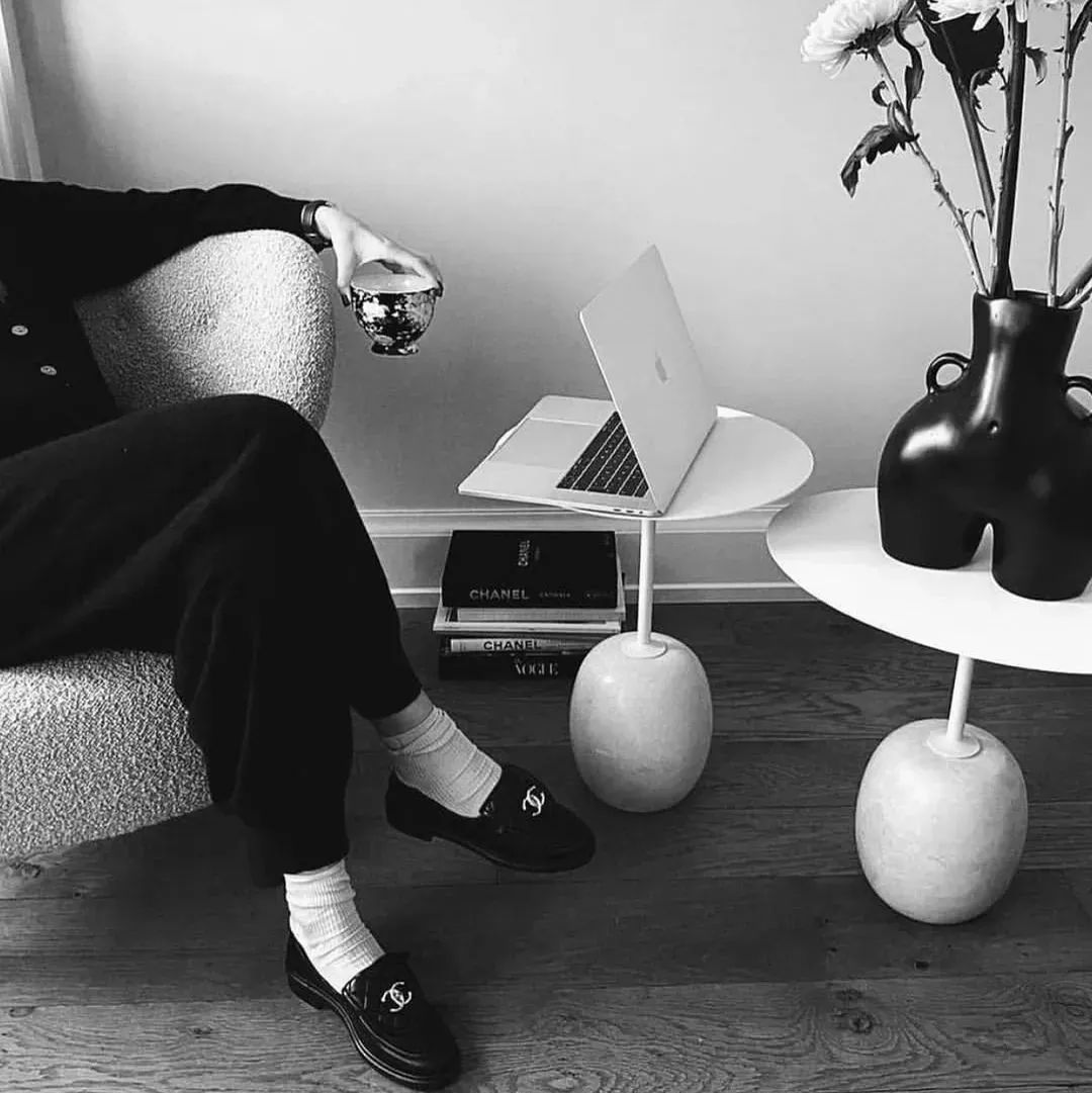 贾玲穿的鞋子品牌,贾玲今年春节穿的鞋