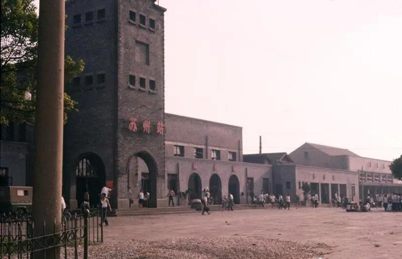 女子身着日本侵华军装露脸,女子穿日军军服拍照被抓