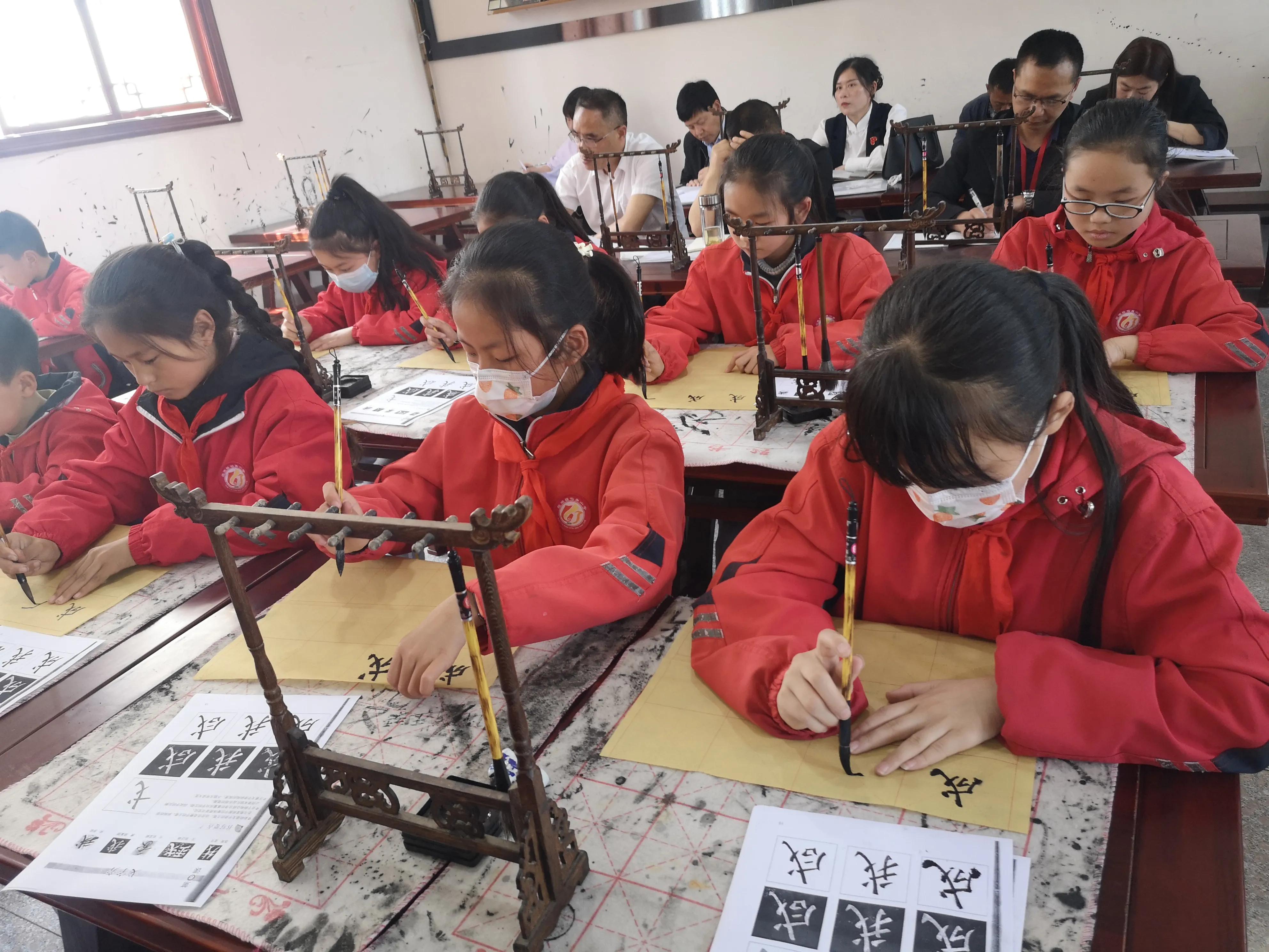 岳池实验学校发展共同体同课异构“画”交流，特色教育促“双减”