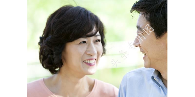 儿子月入十几万每月给父亲五十元,儿子打工了每个月给我1000块钱