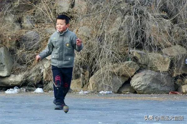 去小河里滑冰四年级,去小河里滑冰