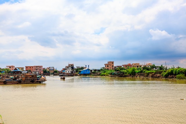 我，在广州当保安，07年在番禺区买下了2间旧房，如今价值300多万