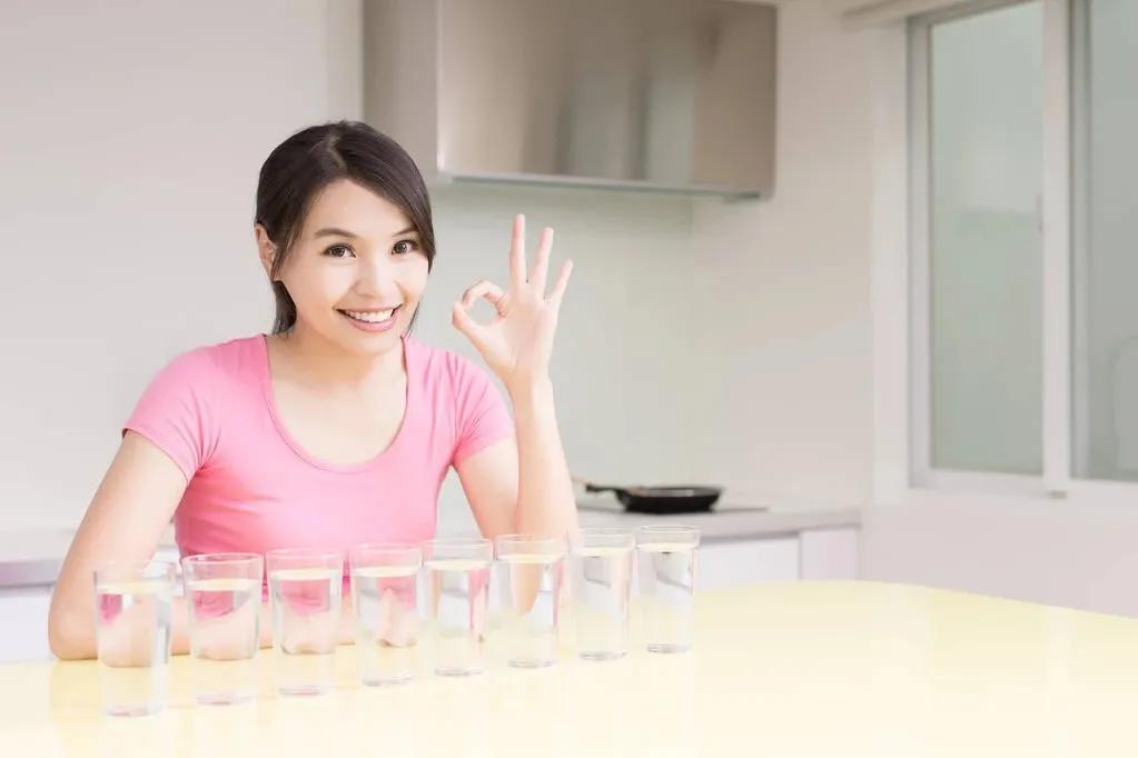 每天喝8杯水的黄金时间,每天喝8杯水是健康的